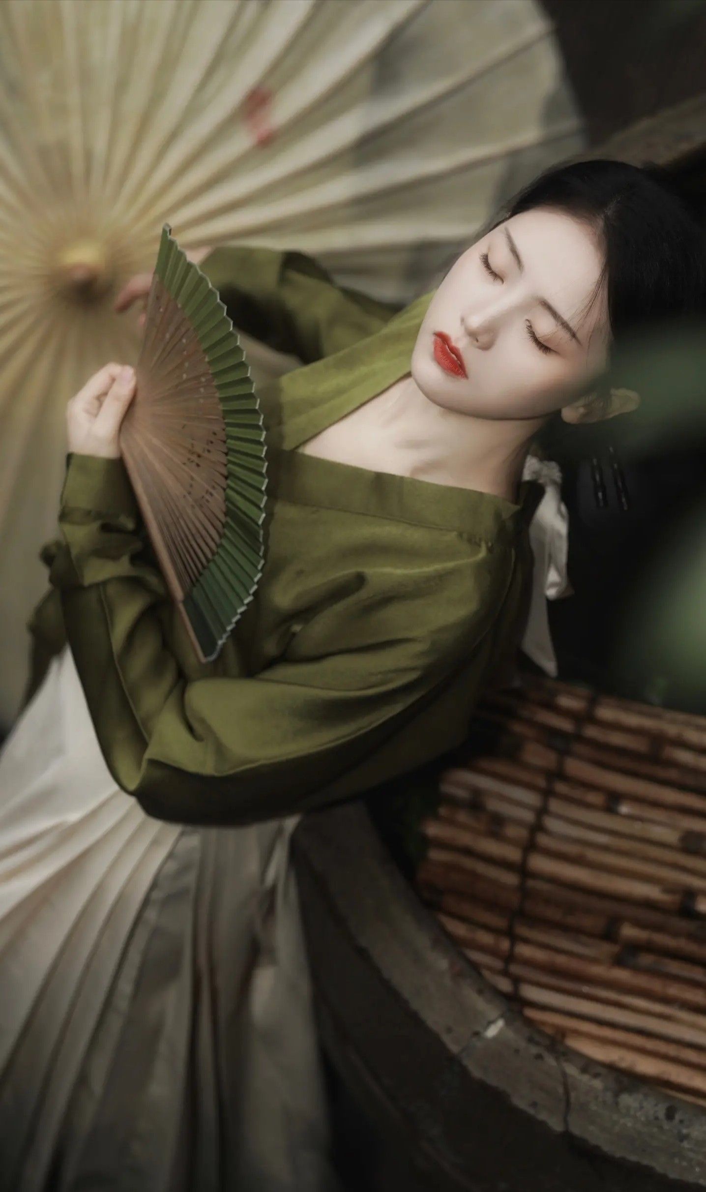 The Enchantment of Cascading Jasmine in a Cheongsam:A Tale of Traditional Elegance The Enchantment of Cascading Jasmine in a Cheongsam:A Tale of Traditional Elegance