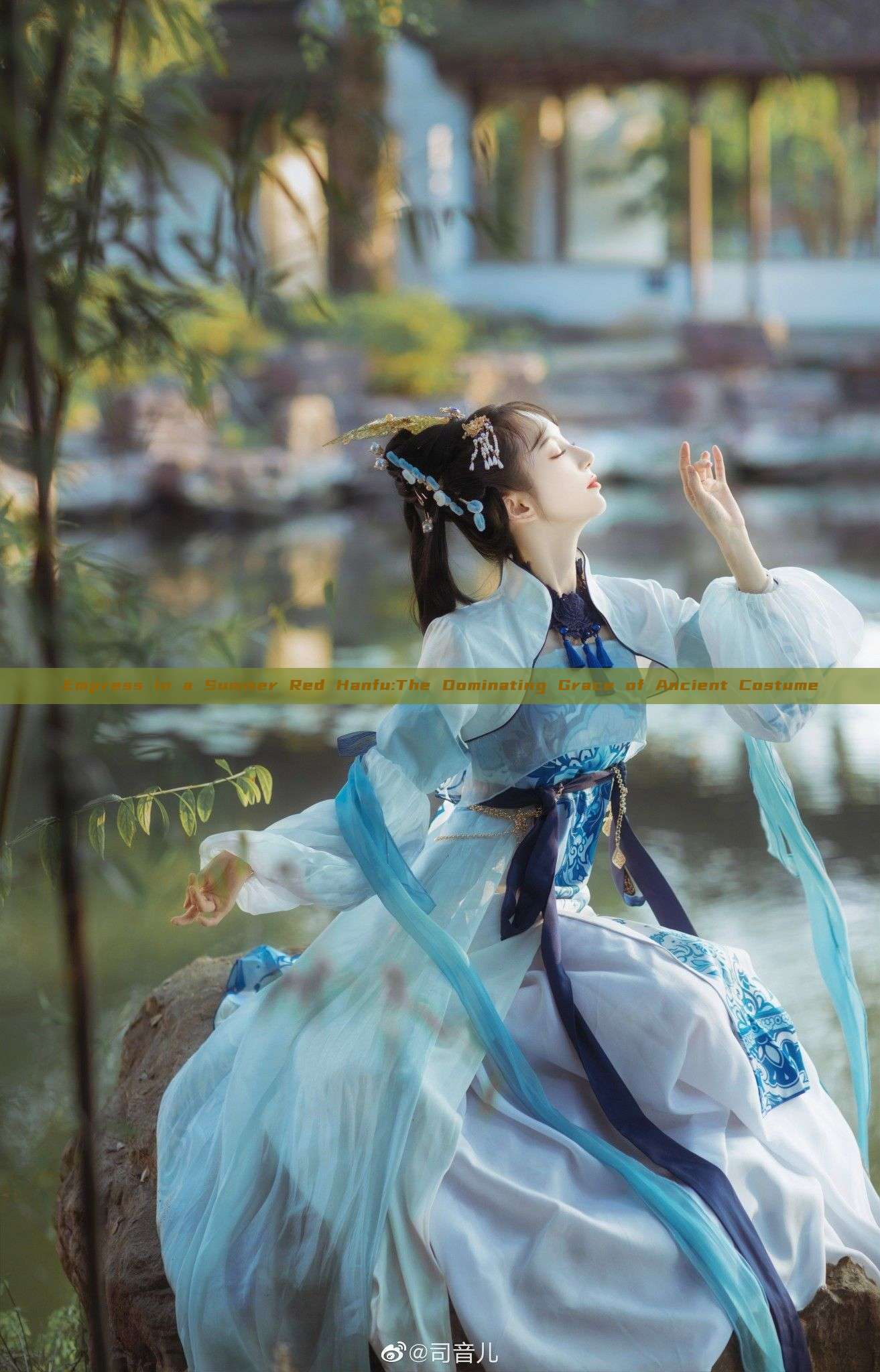 Empress in a Summer Red Hanfu:The Dominating Grace of Ancient Costume Empress in a Summer Red Hanfu:The Dominating Grace of Ancient Costume