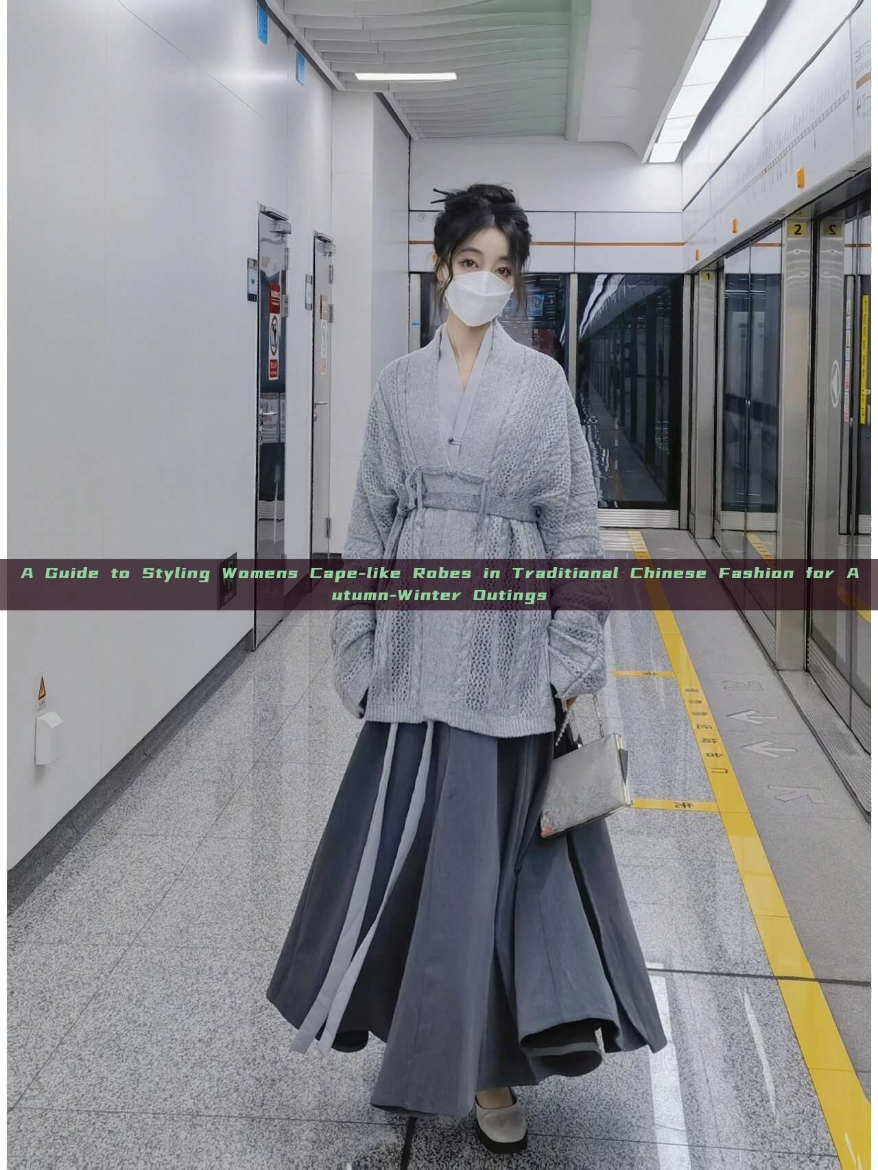 A Guide to Styling Womens Cape-like Robes in Traditional Chinese Fashion for Autumn-Winter Outings