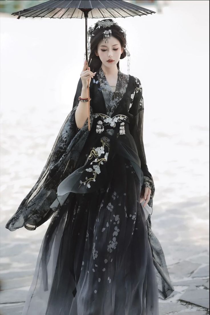 Revisiting the Ancient Charm of Zhou Zhiruos Costume Revisiting the Ancient Charm of Zhou Zhiruos Costume