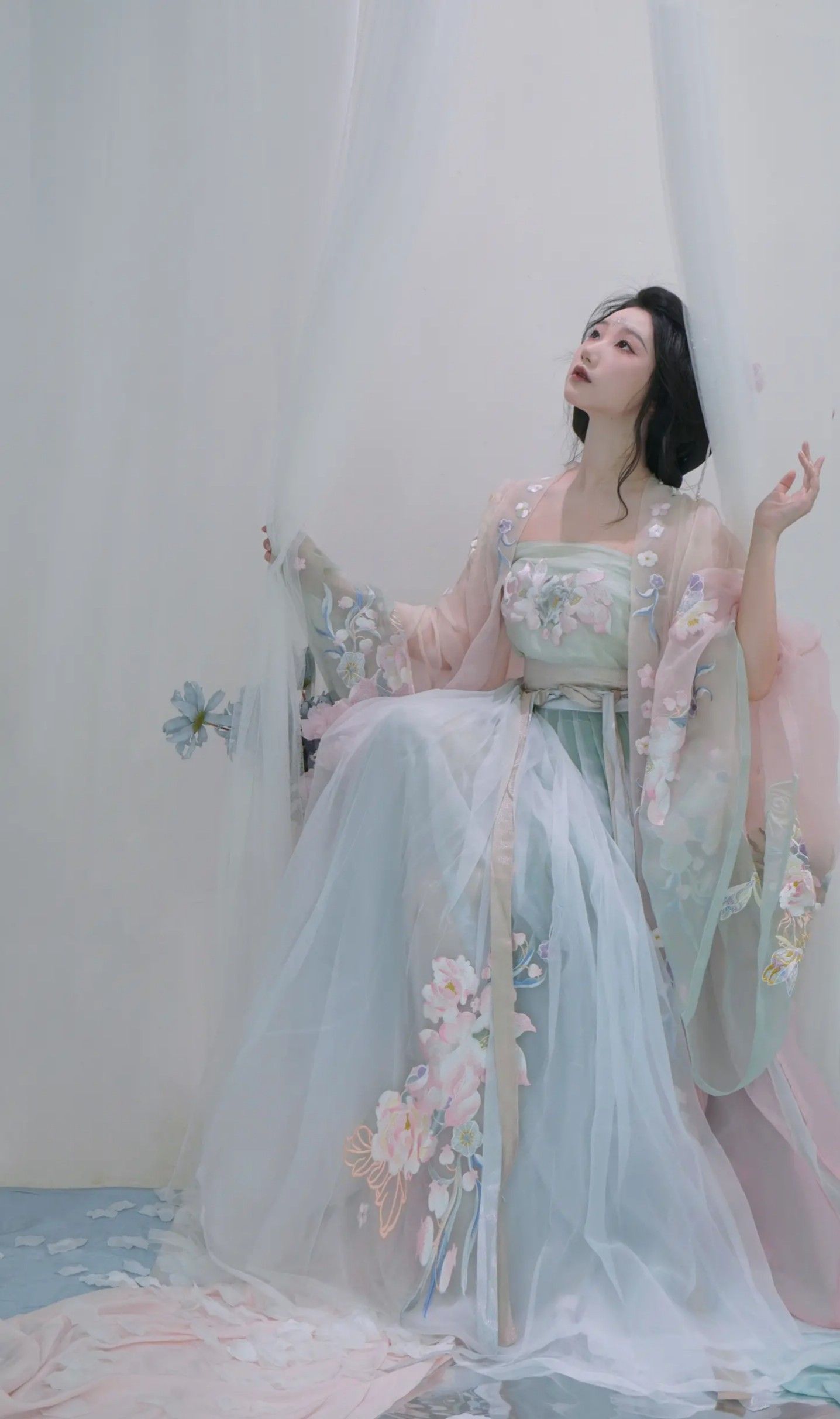 Children in the Veiled Splendor of Hanfu:The Art of斗篷汉服 Children in the Veiled Splendor of Hanfu:The Art of斗篷汉服