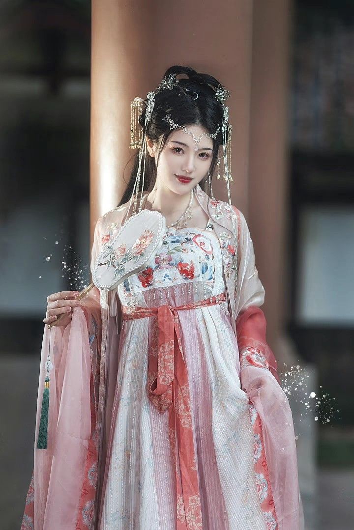 The Allure of Cheongsam and its Merging with the Body-Conscious Skirt The Allure of Cheongsam and its Merging with the Body-Conscious Skirt