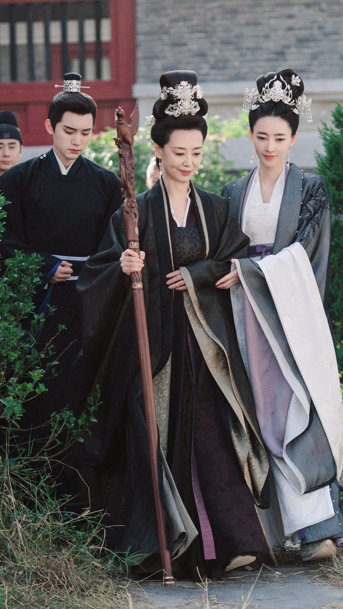 Embroidery on a Horseface Skirt and Blouse:A Traditional Beauty in Chinese Fashion Embroidery on a Horseface Skirt and Blouse:A Traditional Beauty in Chinese Fashion