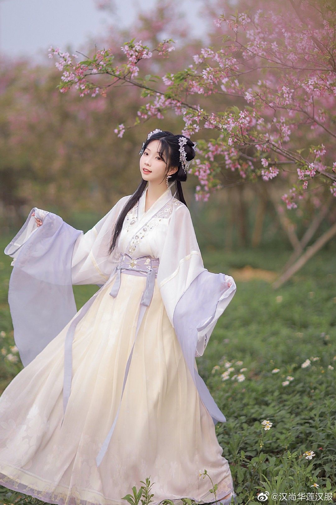Ancient Elegance:The Enchanting Journey of a Mother-Daughter Duo in Traditional Hanfu Costumes Ancient Elegance:The Enchanting Journey of a Mother-Daughter Duo in Traditional Hanfu Costumes