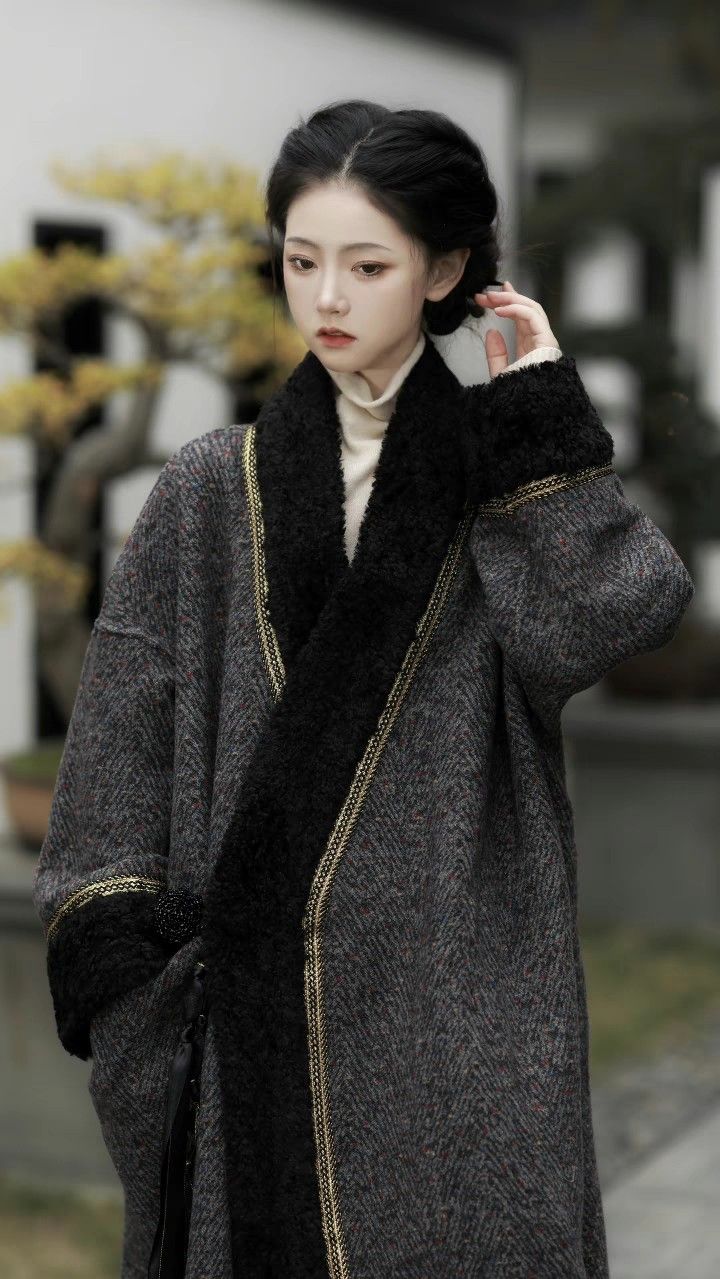 The Elegance of a Horseface Skirt and its Stand-up Collar in a Womens Blouse The Elegance of a Horseface Skirt and its Stand-up Collar in a Womens Blouse