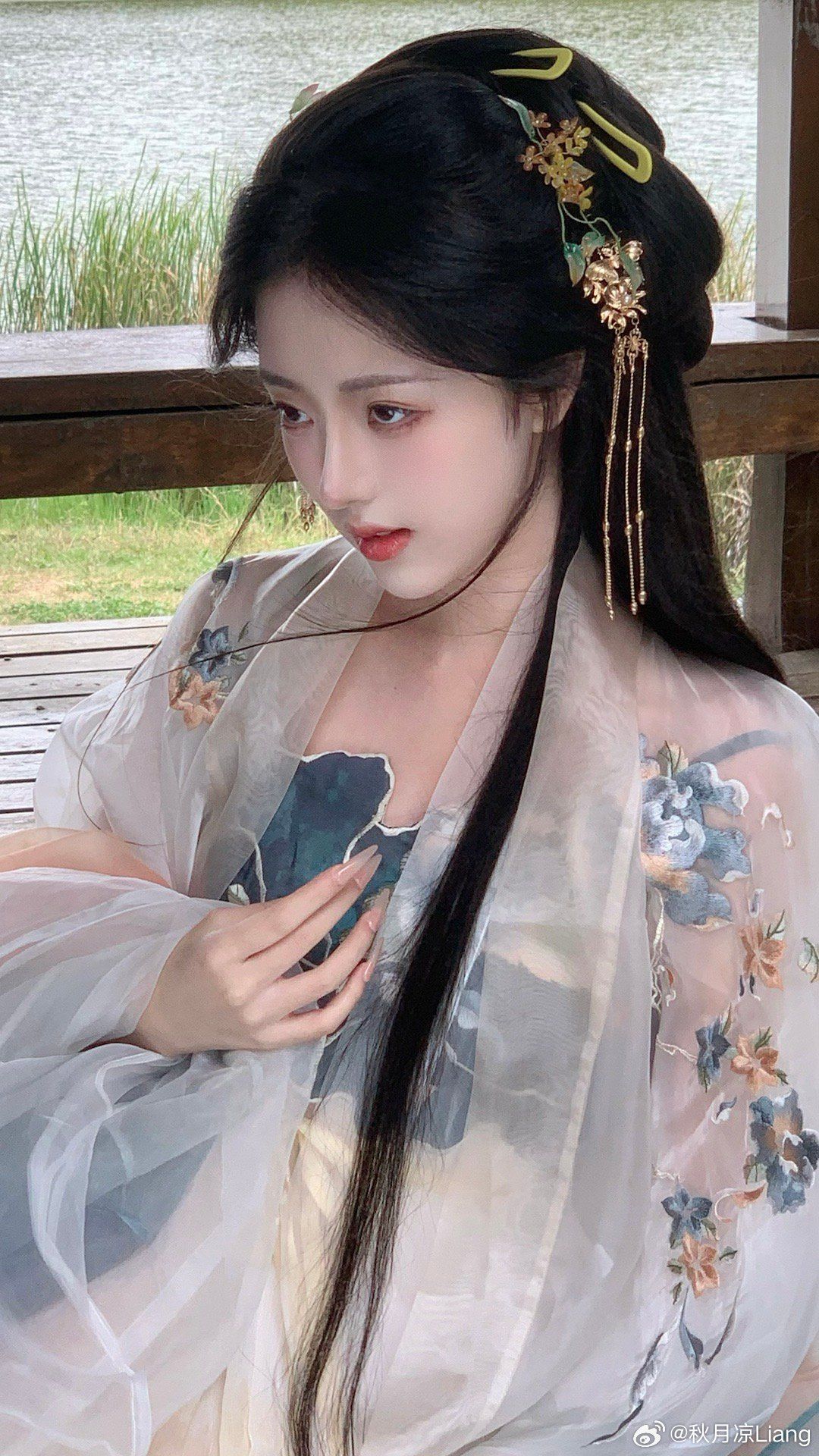 Moons Radiance in Traditional Chinese Attire:The Splendor of Hanfu Moons Radiance in Traditional Chinese Attire:The Splendor of Hanfu