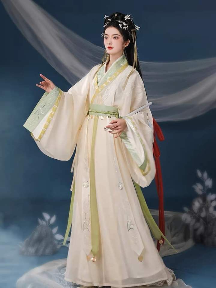 Traditional Chinese Tang-Style Blouse for Women in Summer Traditional Chinese Tang-Style Blouse for Women in Summer