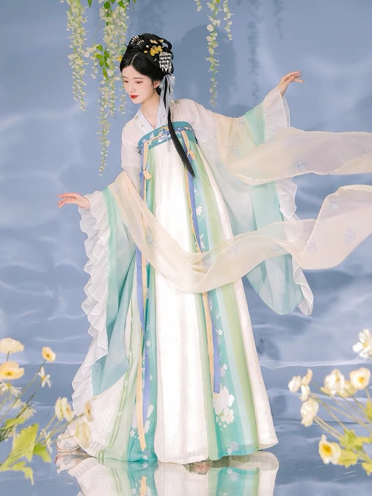 Embracing Modernity in Silk Velvet:The Evolution of Cheongsam Blouses Embracing Modernity in Silk Velvet:The Evolution of Cheongsam Blouses