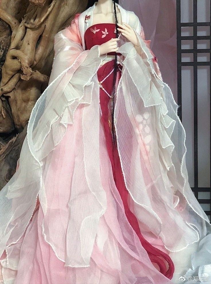 Plus Size Golden Silk Cheongsam:A Fashion Statement with Traditional Charm Plus Size Golden Silk Cheongsam:A Fashion Statement with Traditional Charm