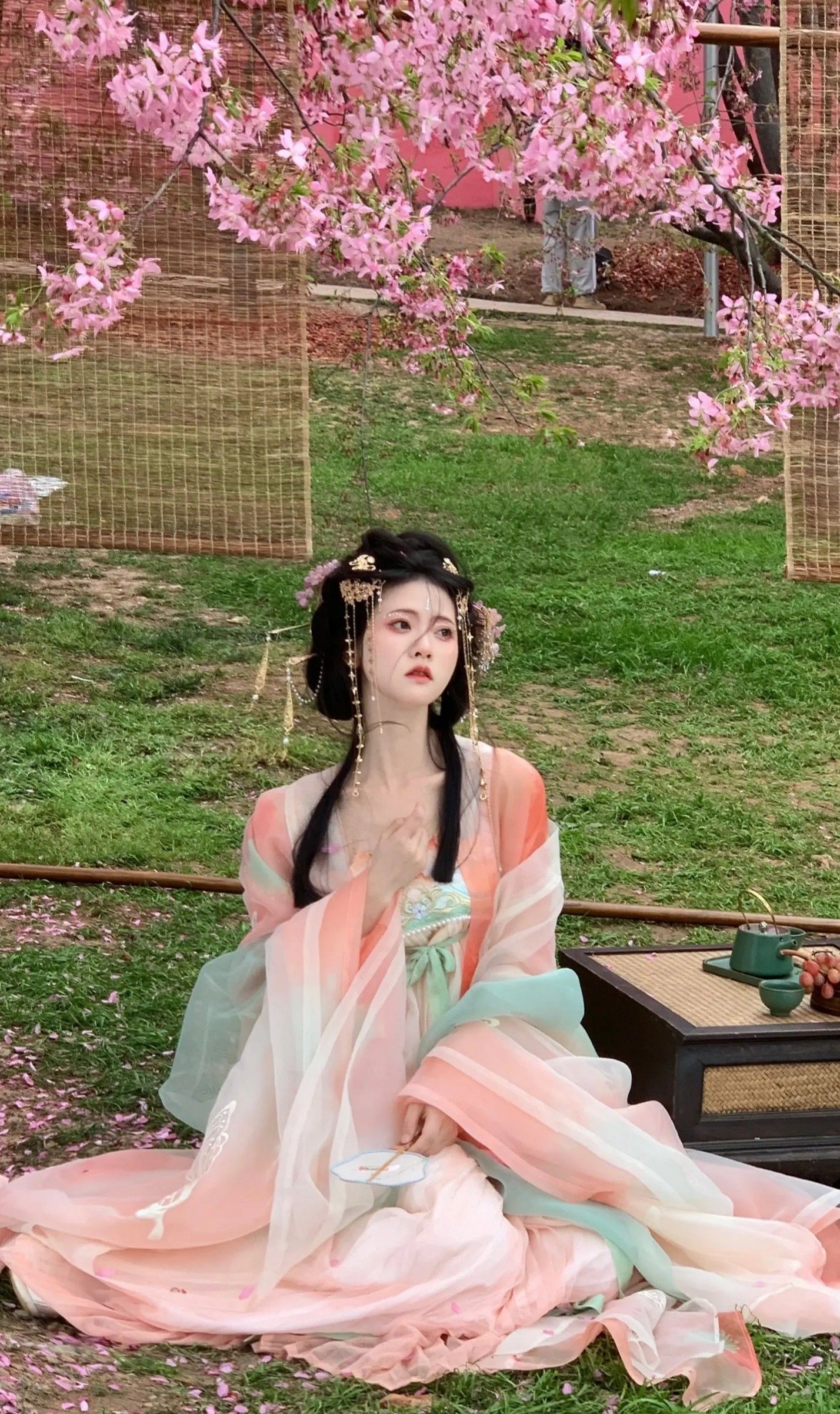 Embroidery Bags and the Revival of Hanfu:A Blend of Traditional Craftsmanship and Modern Fashion Embroidery Bags and the Revival of Hanfu:A Blend of Traditional Craftsmanship and Modern Fashion