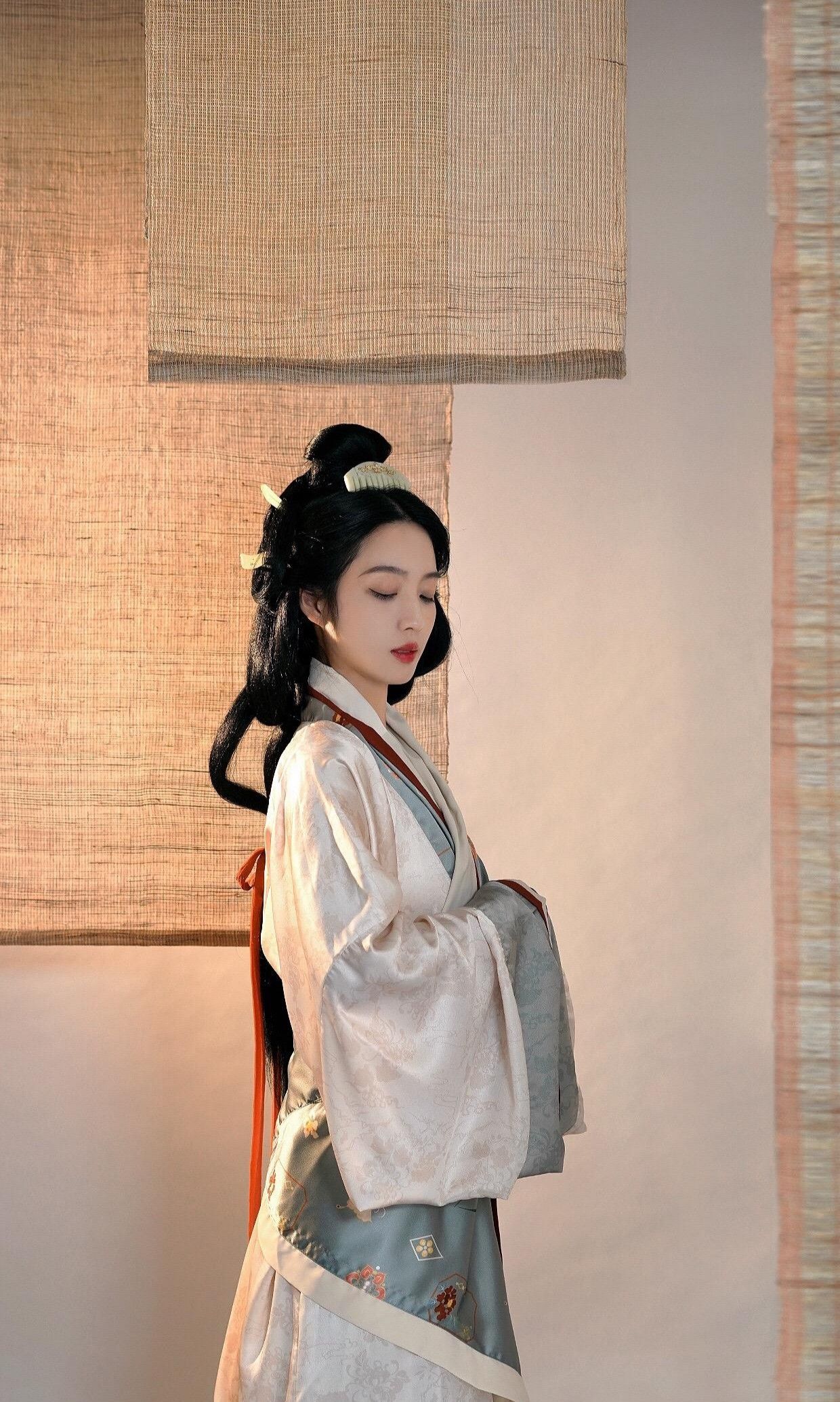 Blooming Memories in Traditional Hanfu Fashion