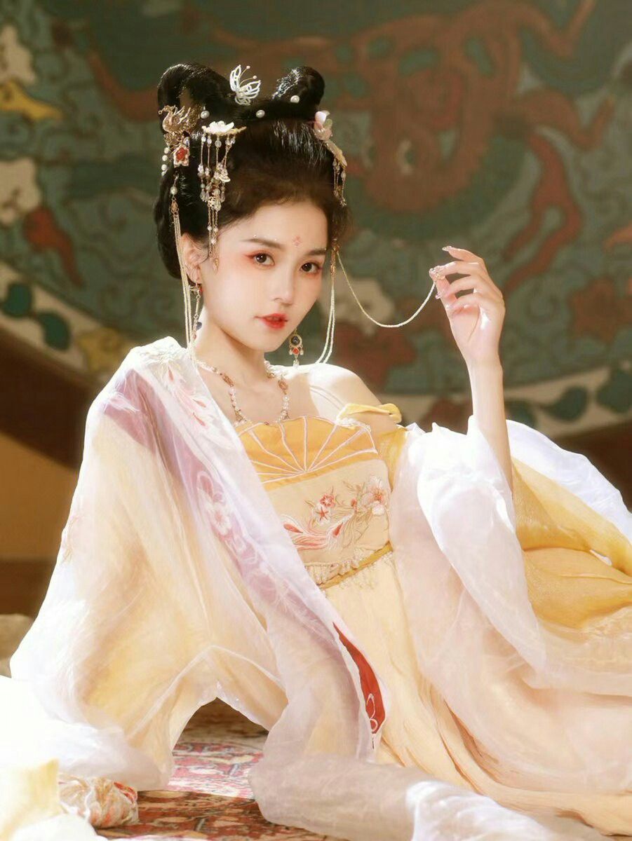 The Charm of Cheongsam:The Elegance of Three-Quarter Length Sleeves The Charm of Cheongsam:The Elegance of Three-Quarter Length Sleeves