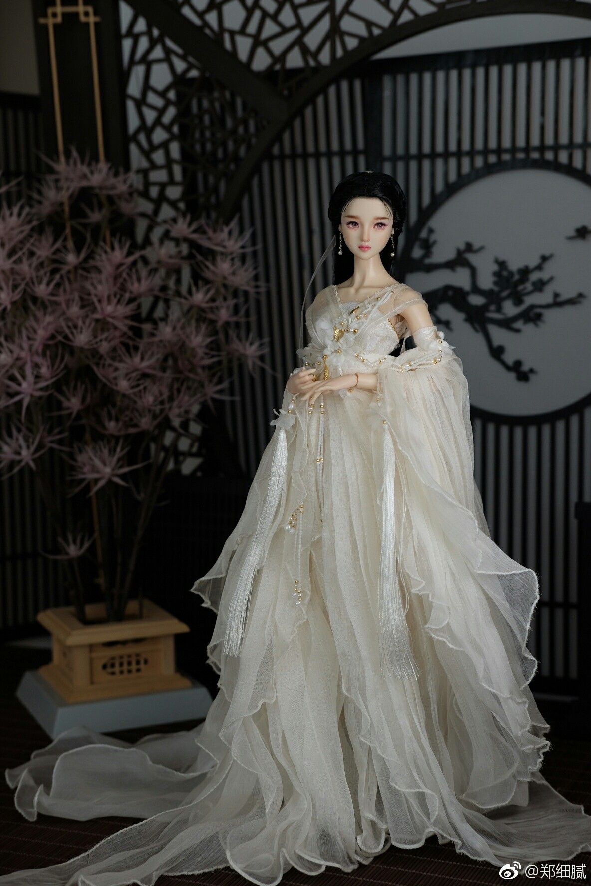 The Charm of a Red Cheongsam for a Petite Figure The Charm of a Red Cheongsam for a Petite Figure
