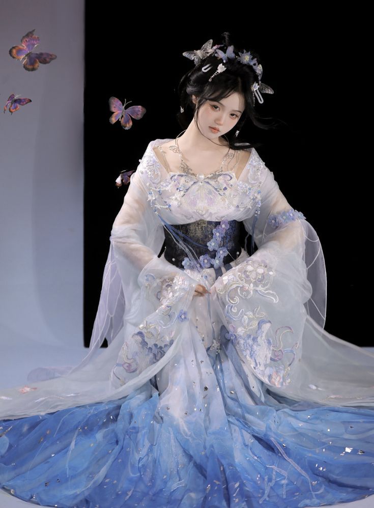 Elegant Petite in Traditional Chinese Hanfu:The Art of Waisted-Fit Ancient Costumes Elegant Petite in Traditional Chinese Hanfu:The Art of Waisted-Fit Ancient Costumes