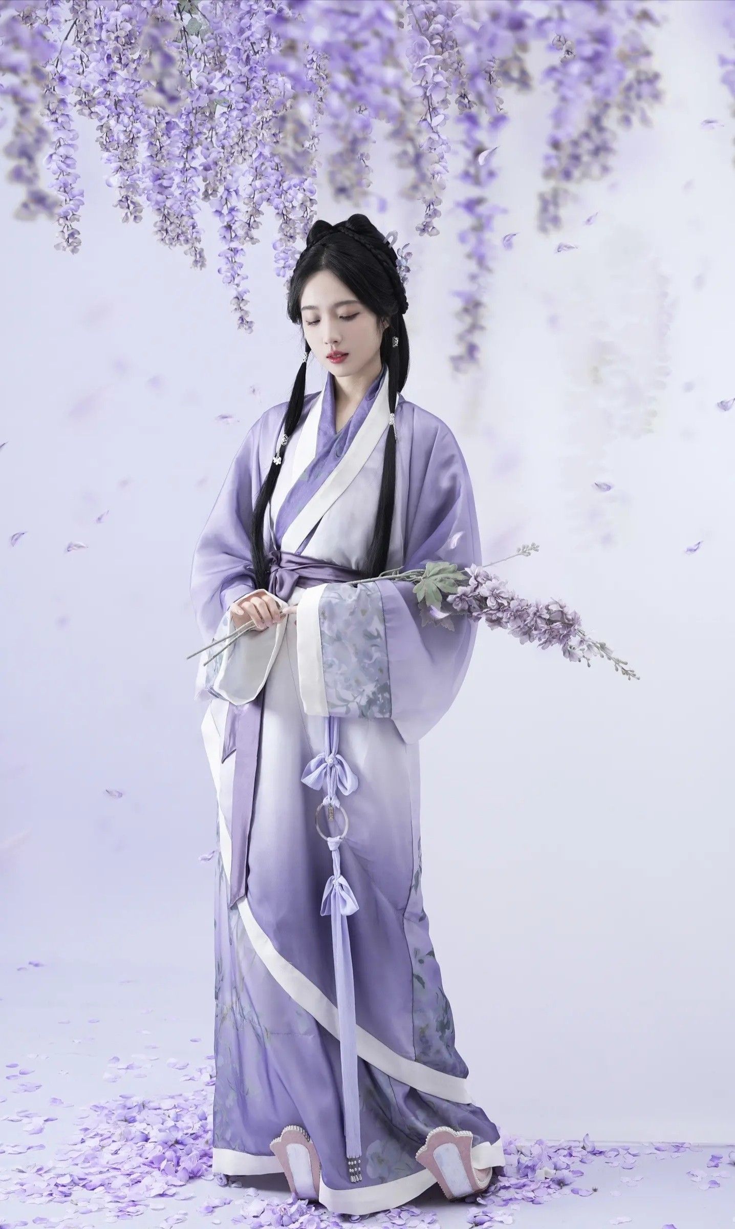 Exploring the Fusion of Traditional Hanfu Fashion and Modern 5cm Heeled Shoes Exploring the Fusion of Traditional Hanfu Fashion and Modern 5cm Heeled Shoes