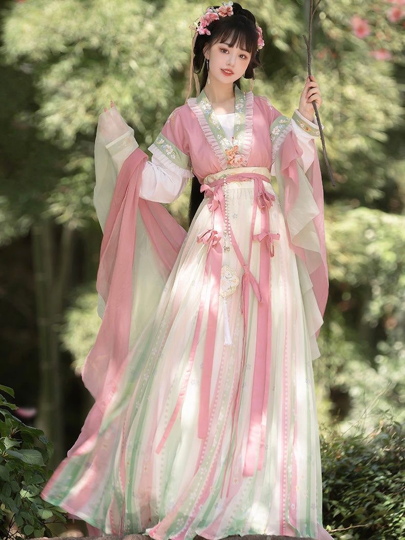 The Scholar in Hanfu:A Glimpse into Traditional Chinese Elegance The Scholar in Hanfu:A Glimpse into Traditional Chinese Elegance