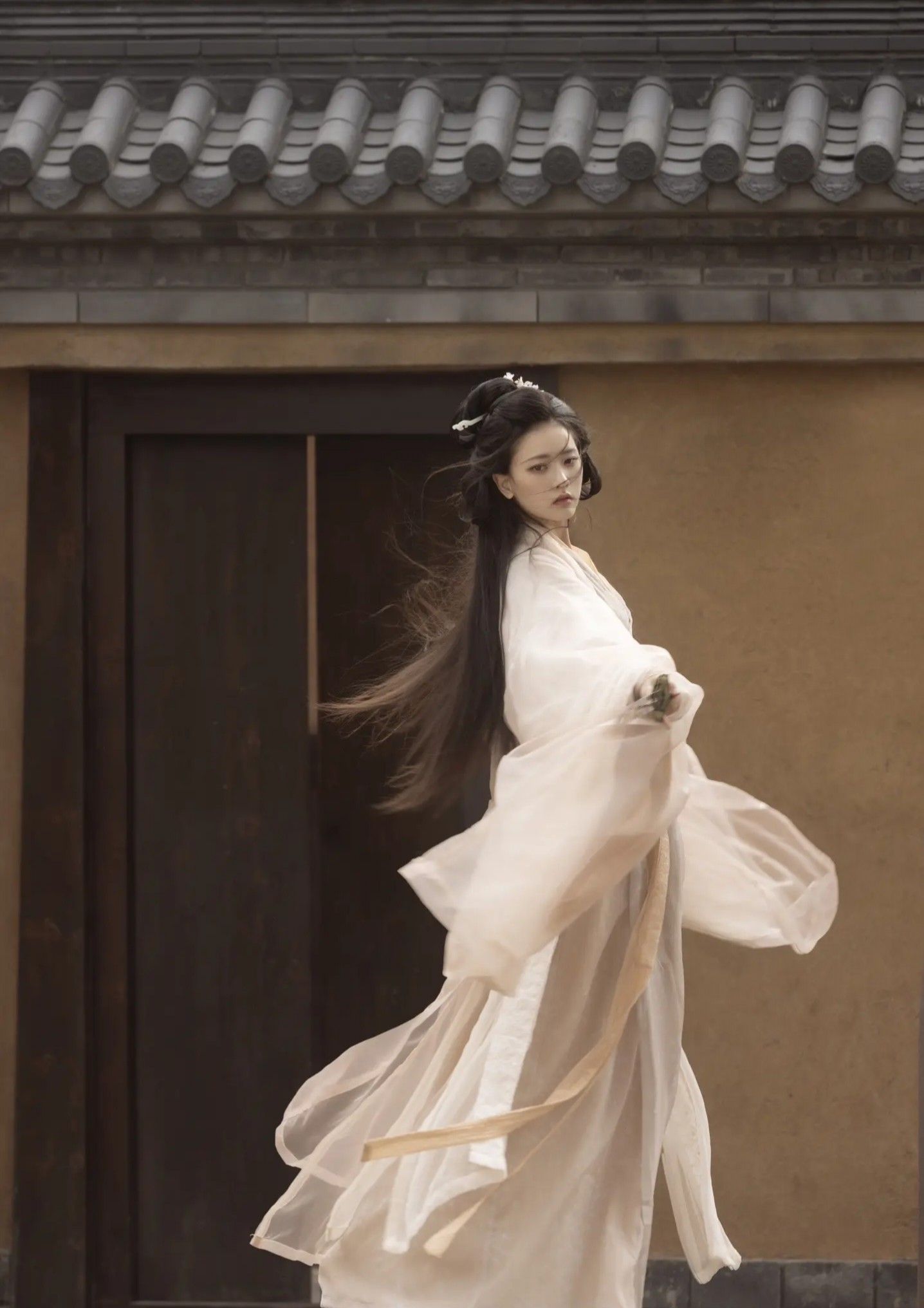 The Elegance of Long-Length Cheongsam with Floor-Sweeping Design The Elegance of Long-Length Cheongsam with Floor-Sweeping Design