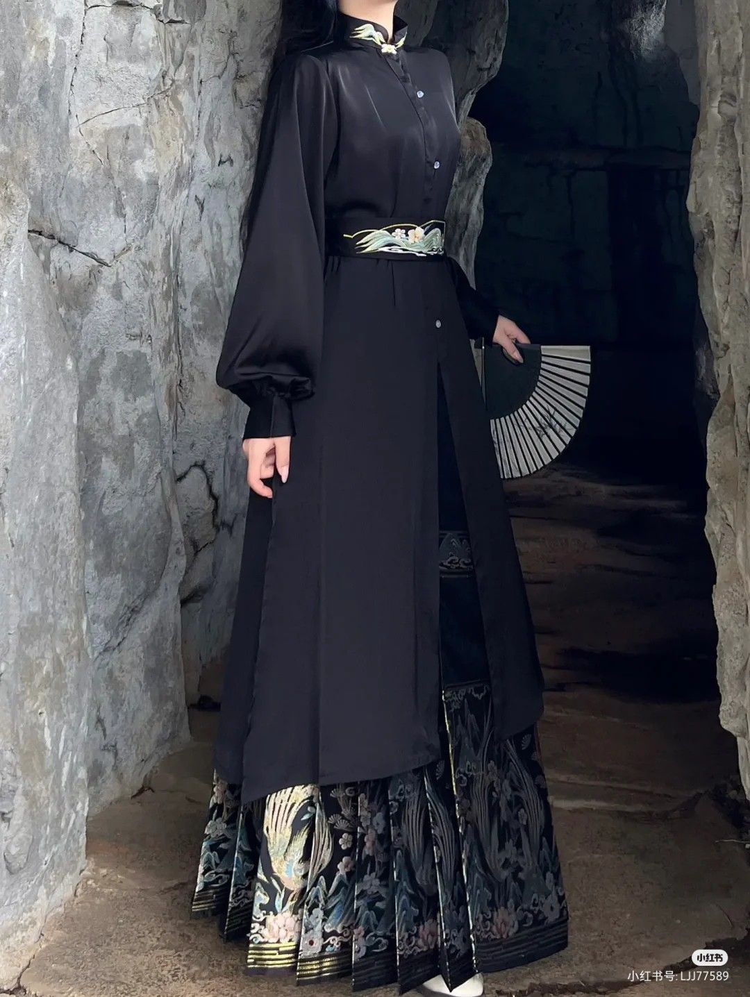The Maternity Ma-Noir:Embracing the Beauty of a Pregnant Woman in a Traditional Ma-Face Skirt The Maternity Ma-Noir:Embracing the Beauty of a Pregnant Woman in a Traditional Ma-Face Skirt