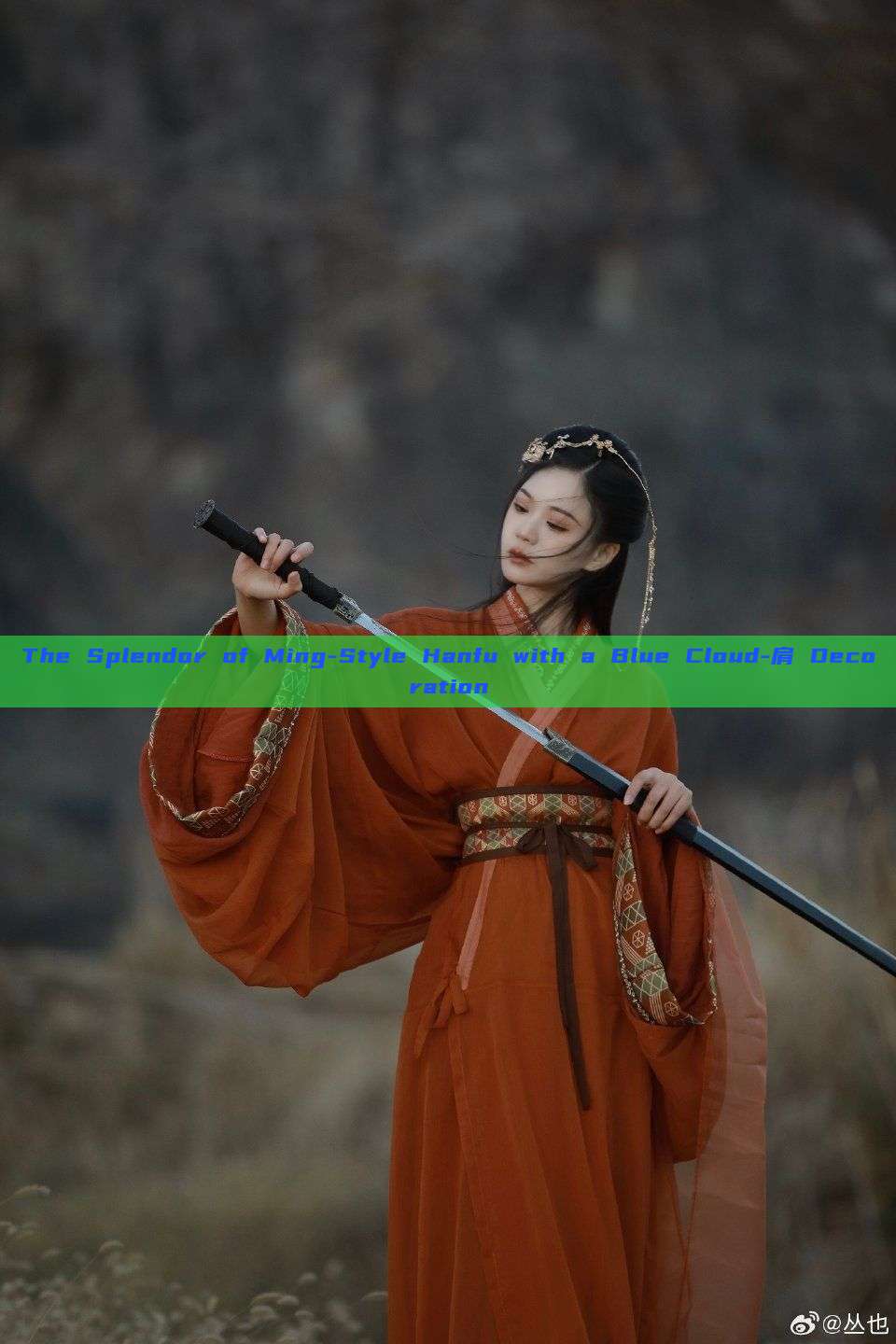 The Splendor of Ming-Style Hanfu with a Blue Cloud-肩 Decoration