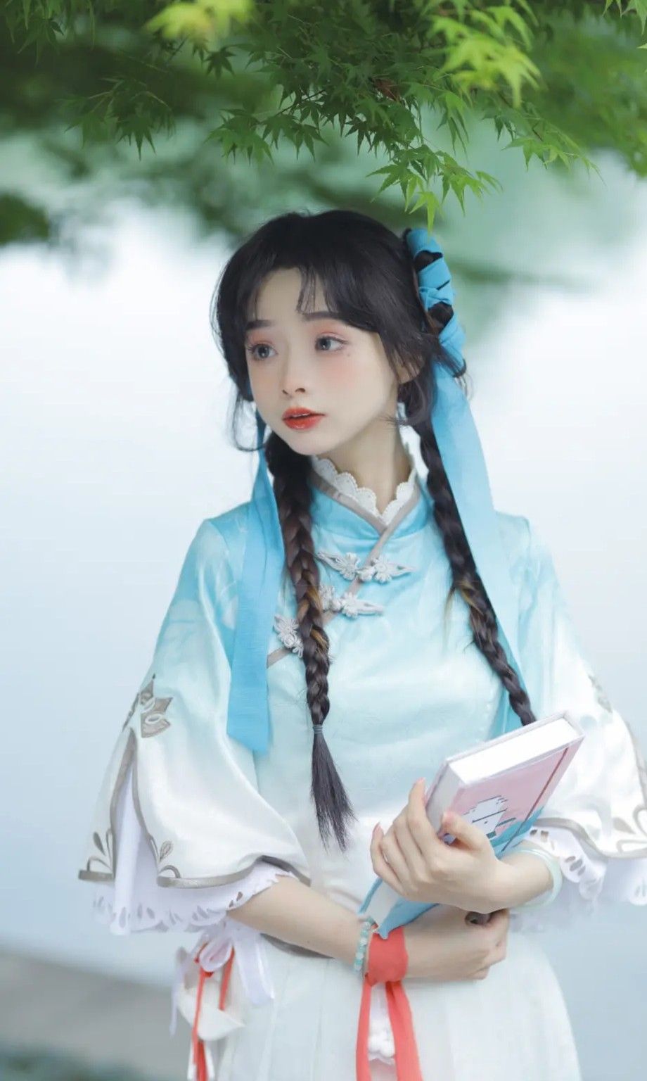 A Qiduo Cheongsam:The Essence of Traditional Chinese Elegance