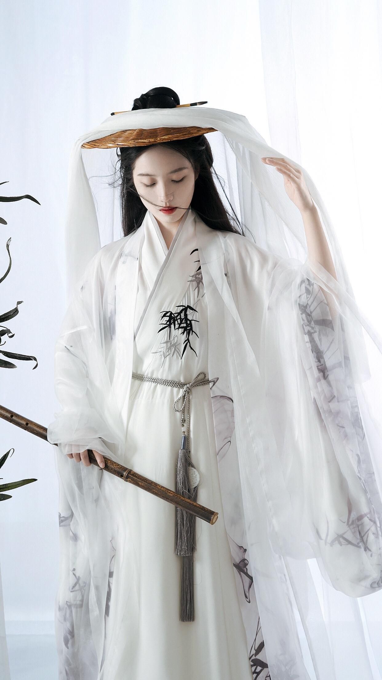 The Rise of Plush Bags and Hanfu Fashion:A Blend of Traditional Elegance and Modern Comfort