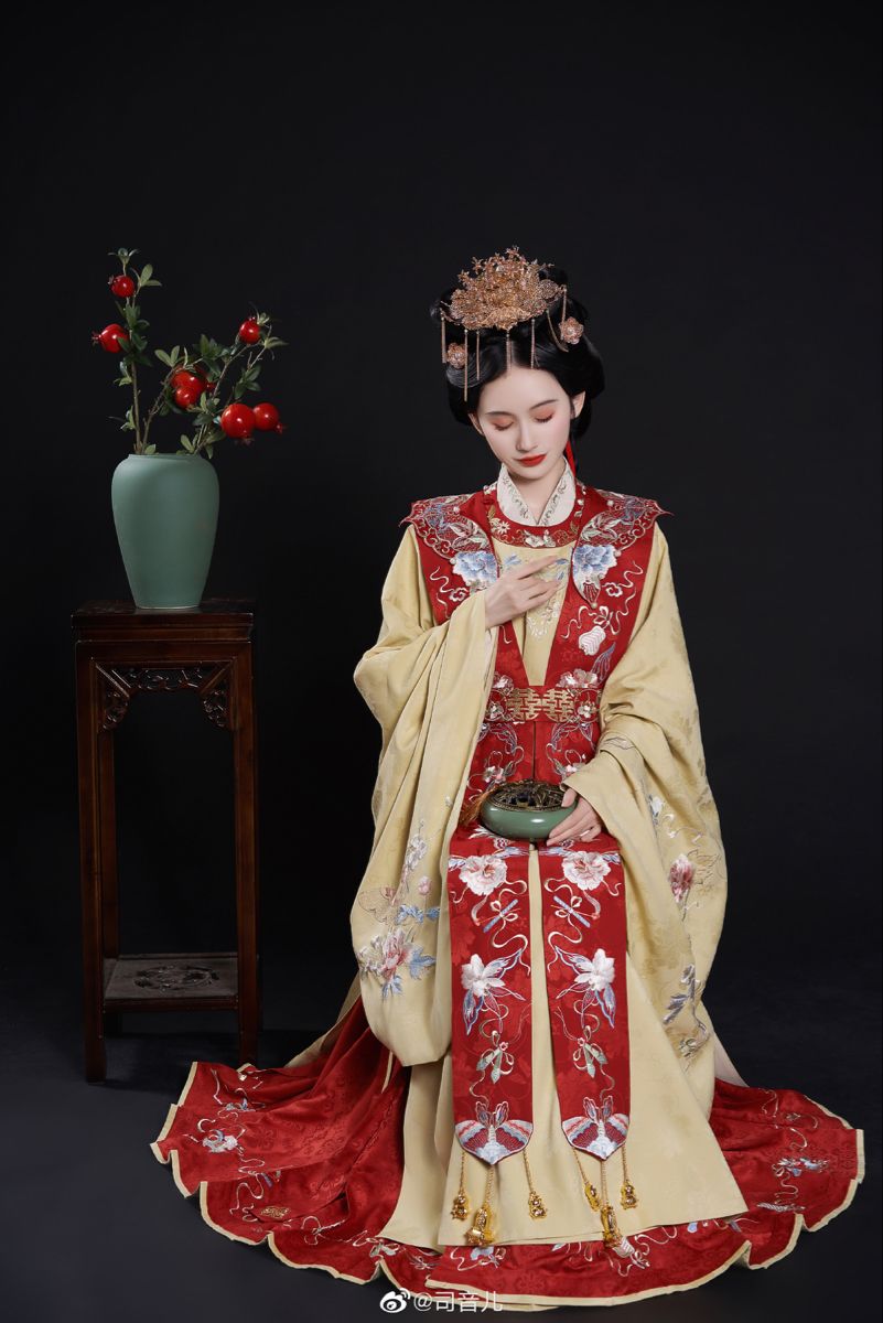 Vintage Headwear and Cheongsam:A Blend of Traditional Elegance Vintage Headwear and Cheongsam:A Blend of Traditional Elegance