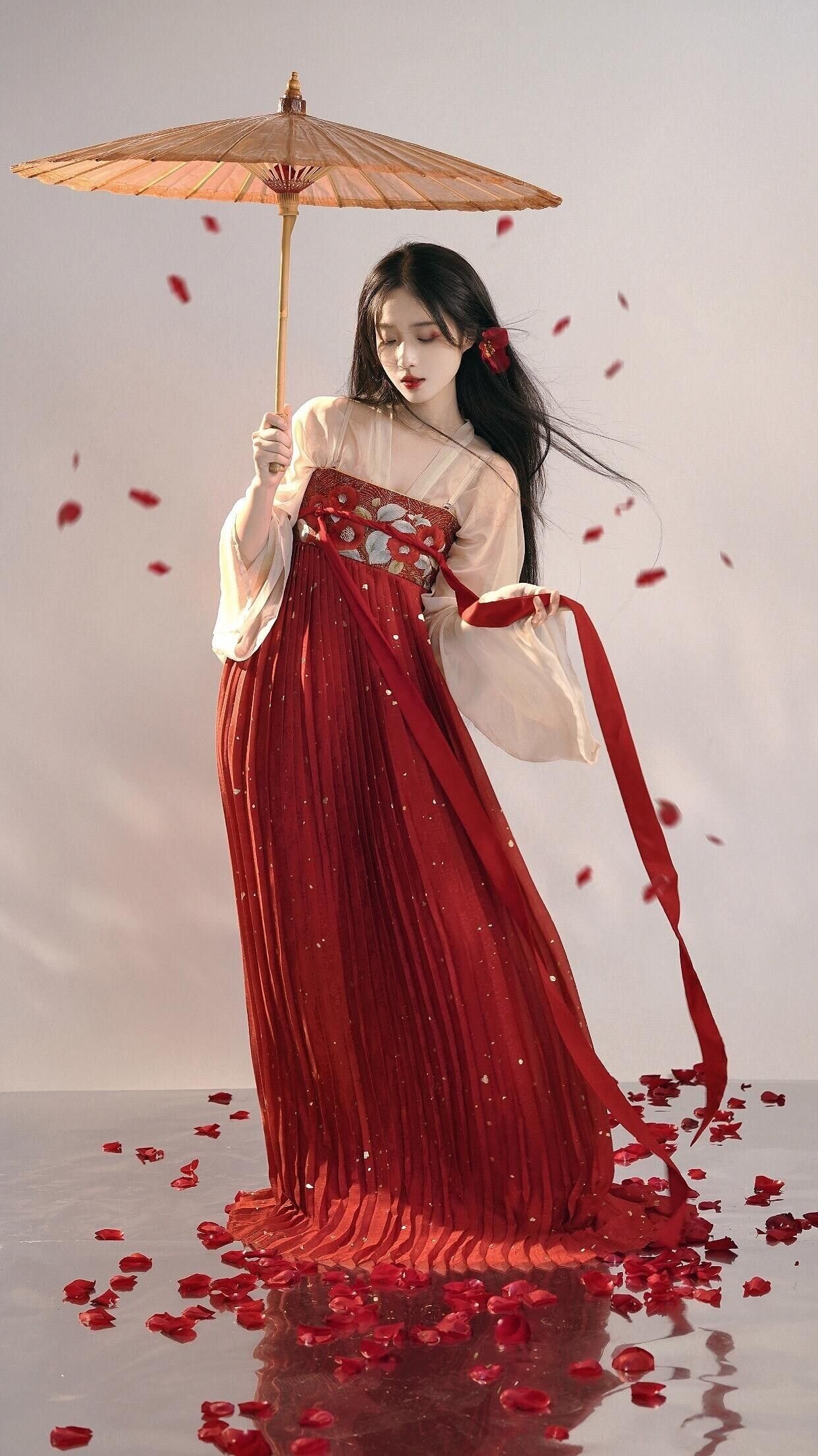 The Art of Qipao,Shawls,and Cape-Style Overlays:A Blend of Traditional Elegance and Modern Charm The Art of Qipao,Shawls,and Cape-Style Overlays:A Blend of Traditional Elegance and Modern Charm