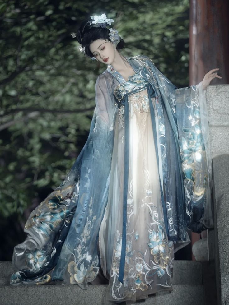 Green Students Embracing Hanfu:The Rise of Traditional Cultural Fashion on Campus Green Students Embracing Hanfu:The Rise of Traditional Cultural Fashion on Campus