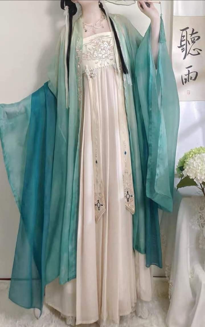 Glancing at the Splendor of Traditional Chinese Hanfu:The Beauty of Hanfu Costumes Glancing at the Splendor of Traditional Chinese Hanfu:The Beauty of Hanfu Costumes