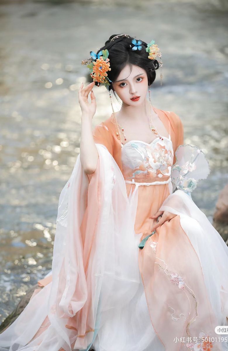 The Rise of the Buddhist-Chic Girl in Traditional Hanfu Fashion The Rise of the Buddhist-Chic Girl in Traditional Hanfu Fashion