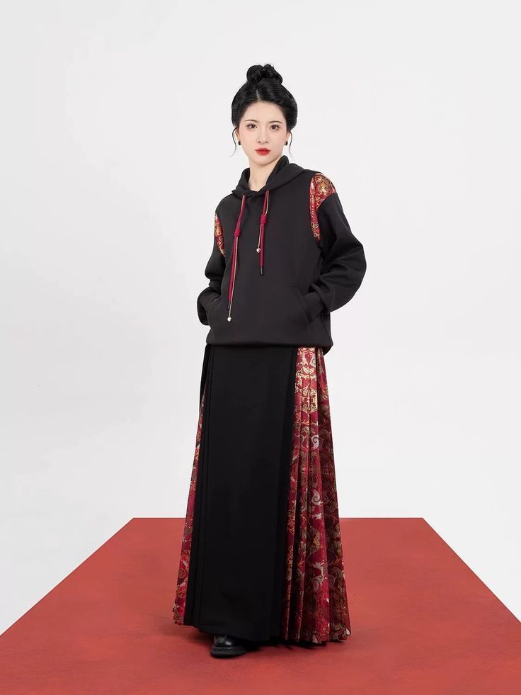 The Elegance of Qipao and Yunjian:A Cultural Fusion in Traditional Chinese Fashion