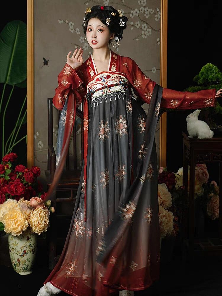 The Splendor of Hanfu:The Thick Cape of Cultural Heritage The Splendor of Hanfu:The Thick Cape of Cultural Heritage