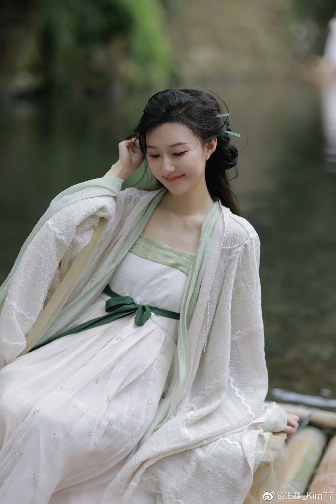 Reimagining the Traditional Cheongsam with Modernized Adjustments to the Reverse-Large Sleeve Style Reimagining the Traditional Cheongsam with Modernized Adjustments to the Reverse-Large Sleeve Style