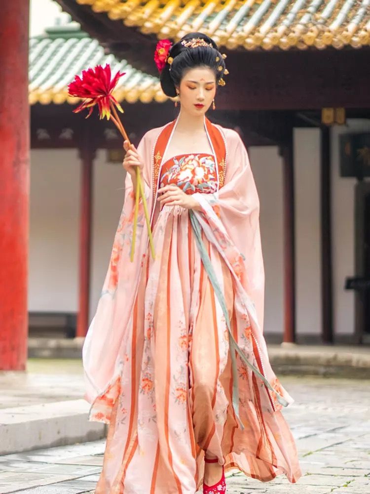 Ethereal Beauty in Ancient Hanfu:The Dominant Presence of a Feminine Warrior Ethereal Beauty in Ancient Hanfu:The Dominant Presence of a Feminine Warrior