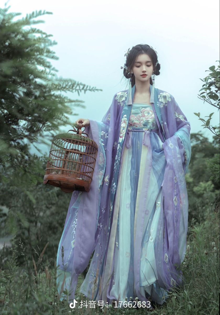 Adult Hanfu Fashion for Petite Individuals:A Guide to Styling and Fitting Adult Hanfu Fashion for Petite Individuals:A Guide to Styling and Fitting