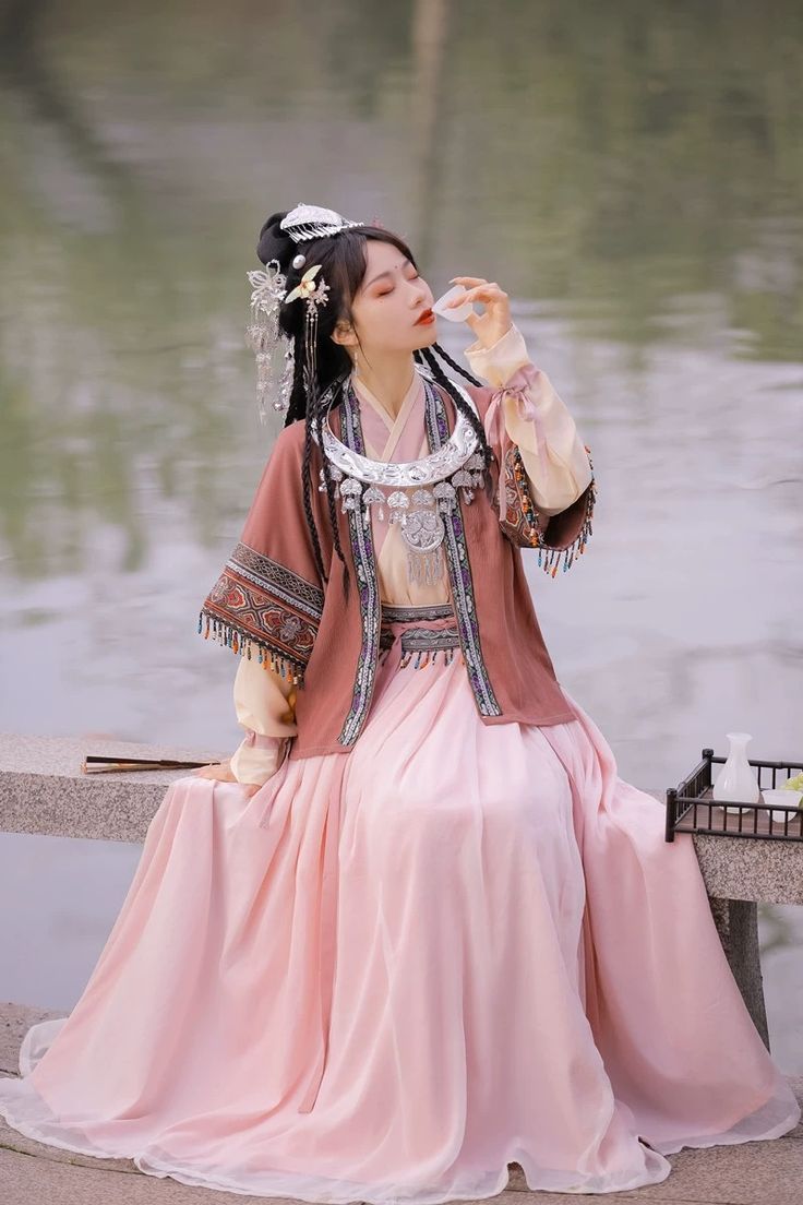 The Enchantment of Flowing Mist and Past Coolness:The Revival of Hanfu Fashion The Enchantment of Flowing Mist and Past Coolness:The Revival of Hanfu Fashion