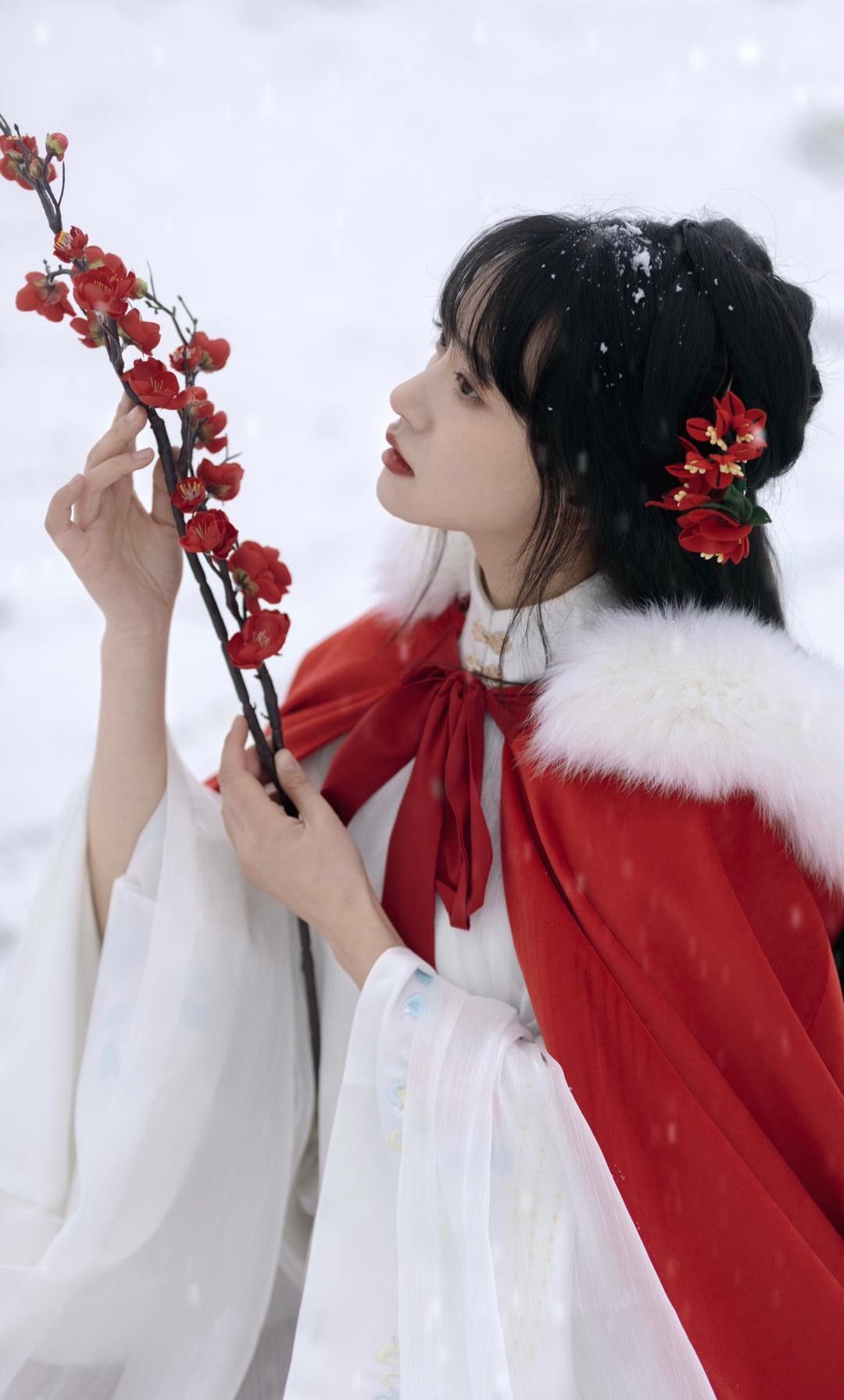 The Enchantment of an Aquamarine Mino-Kiri Skirt:A Tale of Traditional Elegance