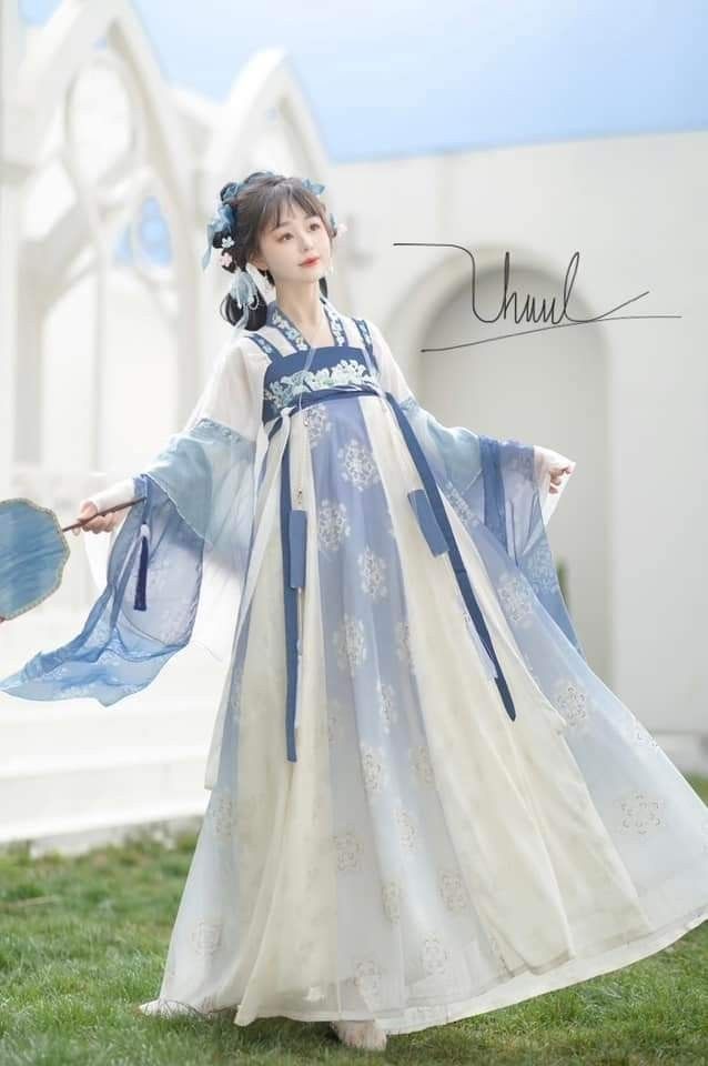The Revival of Hanfu Fashion for Women in Their 30s and 40s The Revival of Hanfu Fashion for Women in Their 30s and 40s