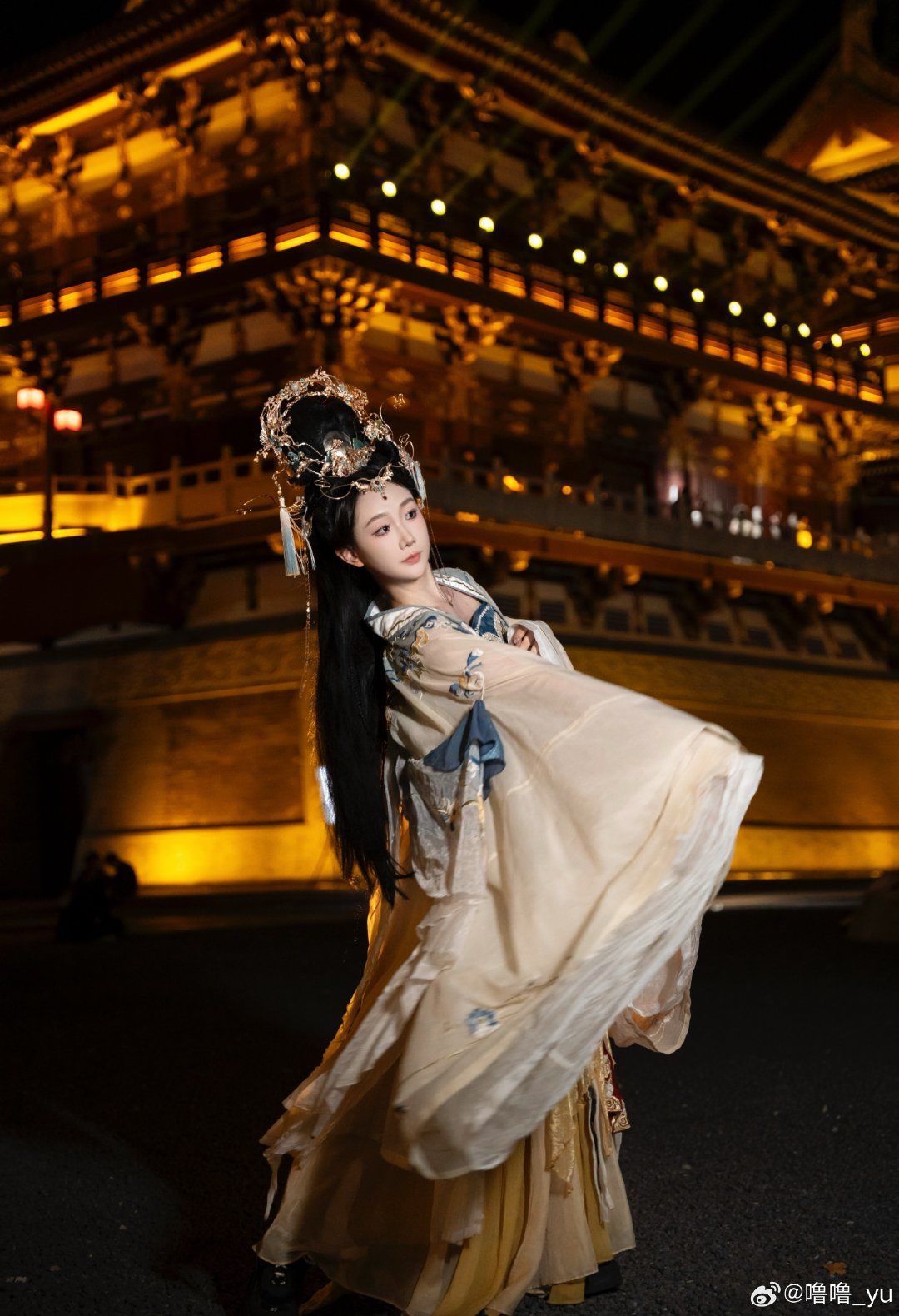 The Enchantment of Thick-Soled Shoes with Traditional Qipao for Women The Enchantment of Thick-Soled Shoes with Traditional Qipao for Women