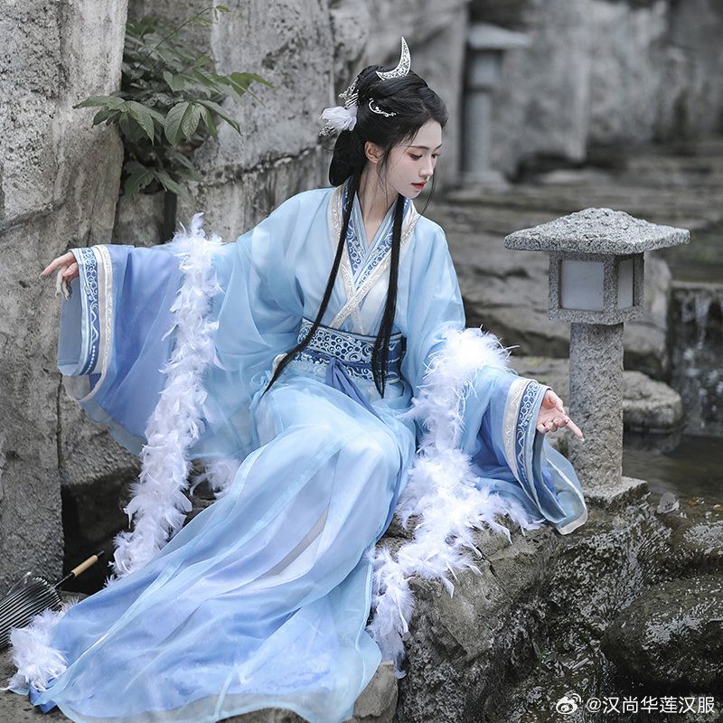 Winter Splendor in Ming-Style Hanfu Yun Jian Ensemble Winter Splendor in Ming-Style Hanfu Yun Jian Ensemble