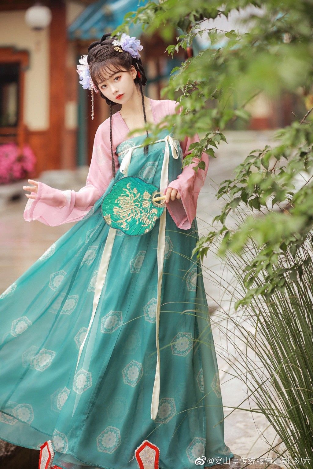 The Elegance of a Mid-Length Cheongsam Dress The Elegance of a Mid-Length Cheongsam Dress
