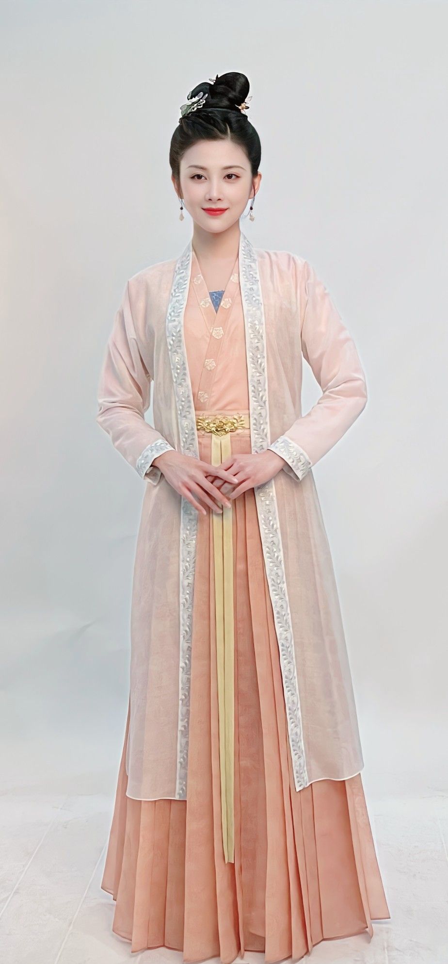 The Elegance of a Qipao-Clad Lady:Ageless Grace in the Mid-Fifties The Elegance of a Qipao-Clad Lady:Ageless Grace in the Mid-Fifties
