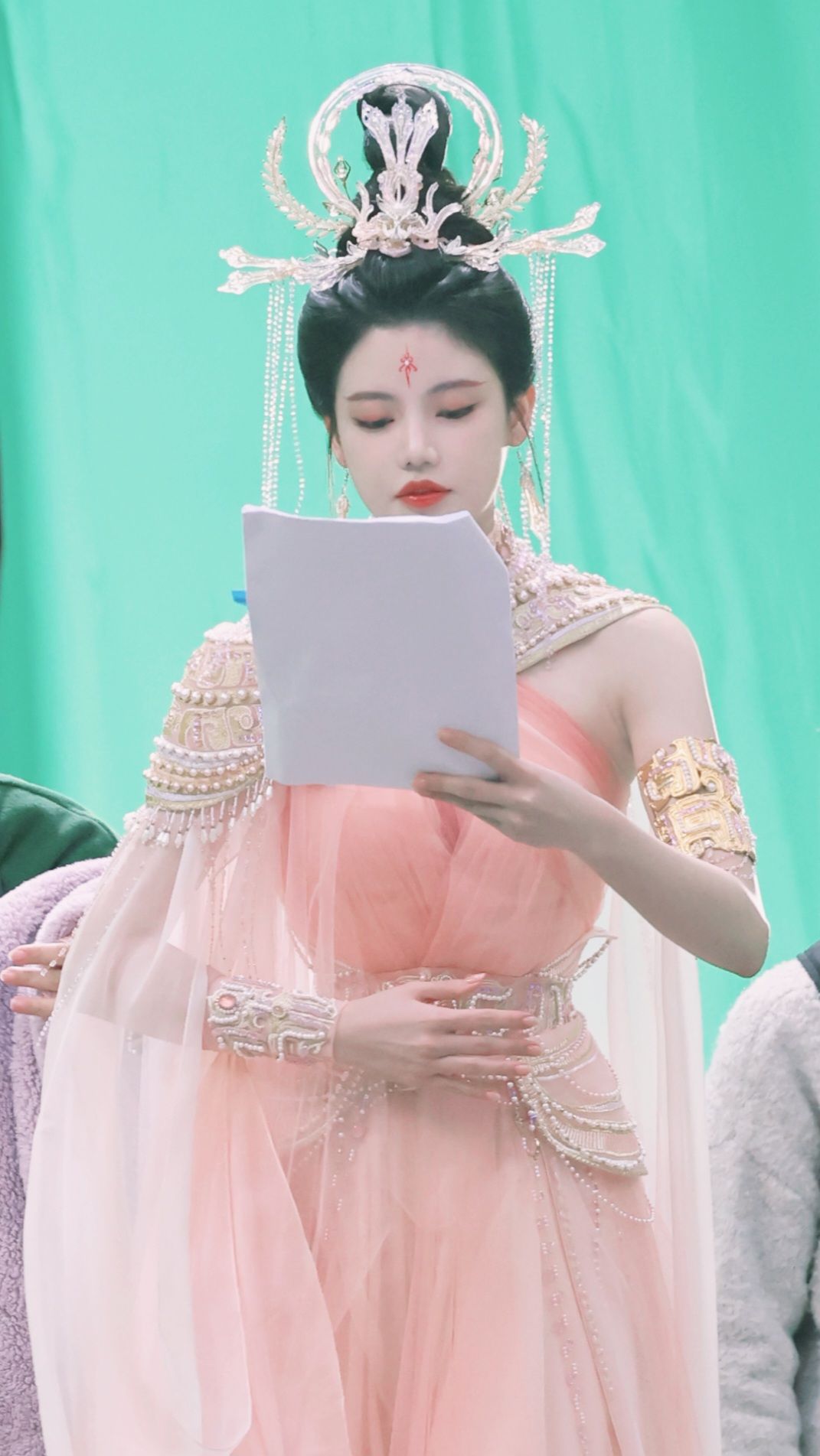Short-Style Hanfu for Short Individuals:A Fashion Exploration Short-Style Hanfu for Short Individuals:A Fashion Exploration