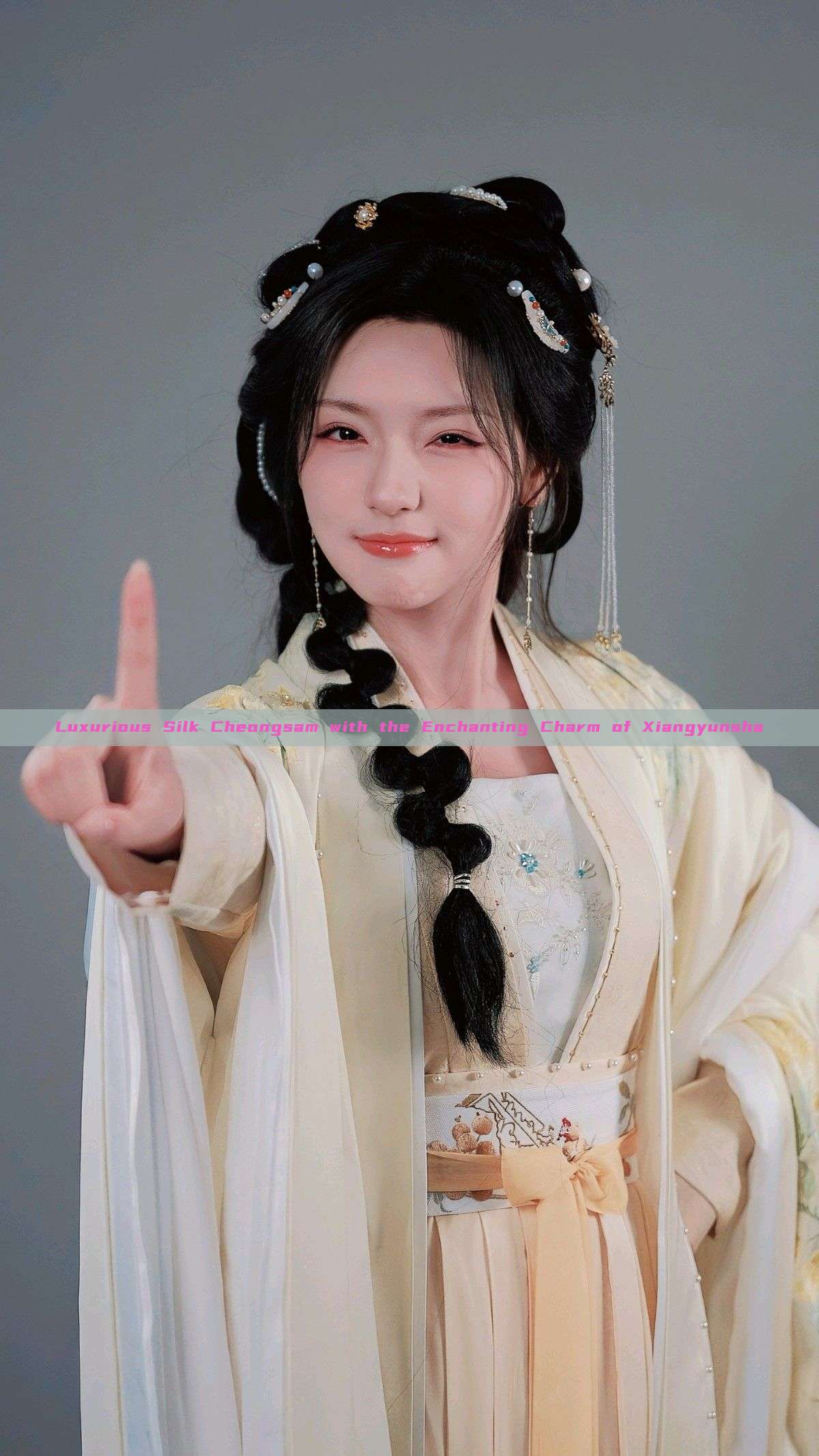 Luxurious Silk Cheongsam with the Enchanting Charm of Xiangyunsha Luxurious Silk Cheongsam with the Enchanting Charm of Xiangyunsha