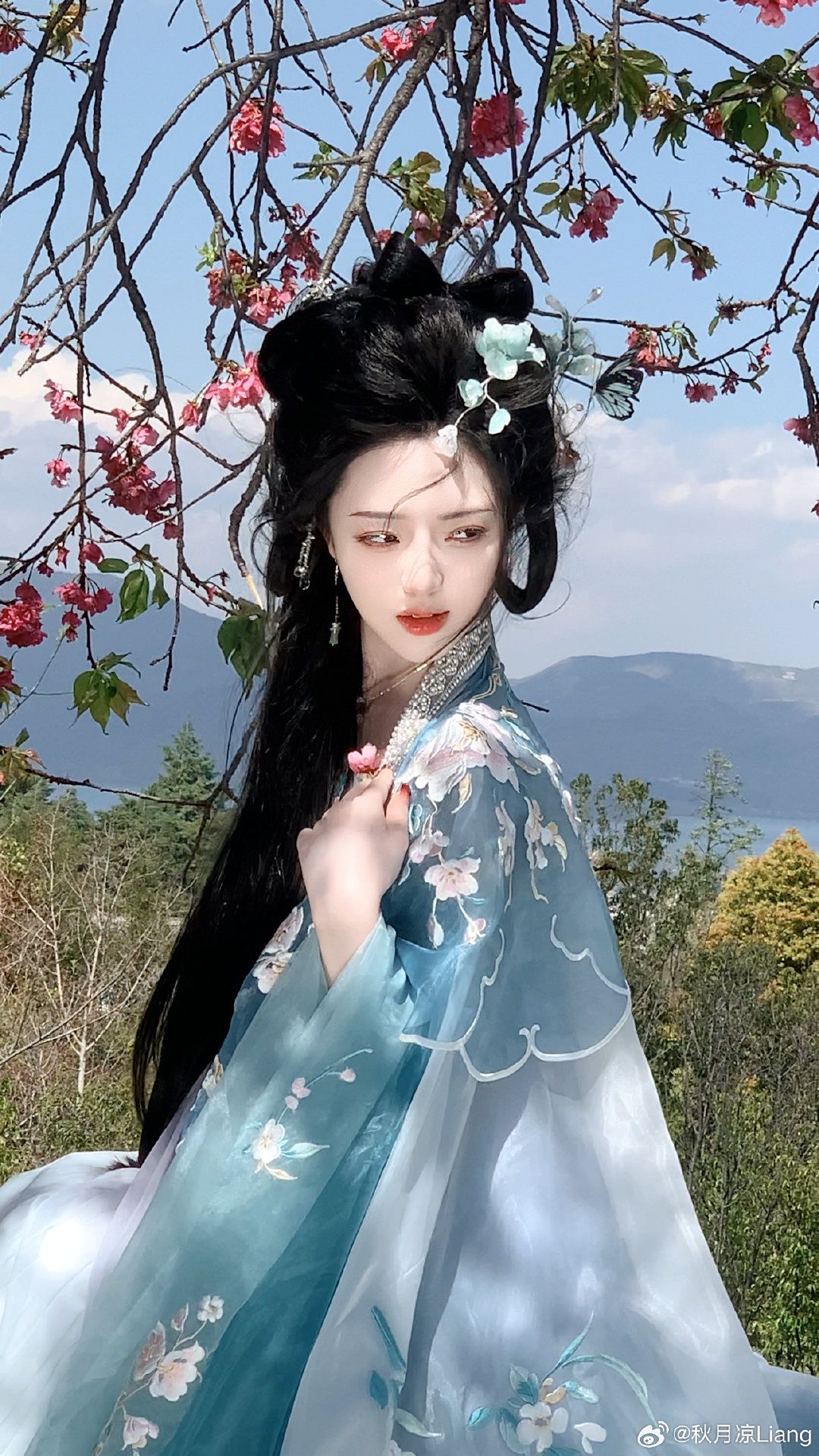 Summer-Ready Silk Cheongsam and Shawl:A Guide to Styling and Comfort Summer-Ready Silk Cheongsam and Shawl:A Guide to Styling and Comfort
