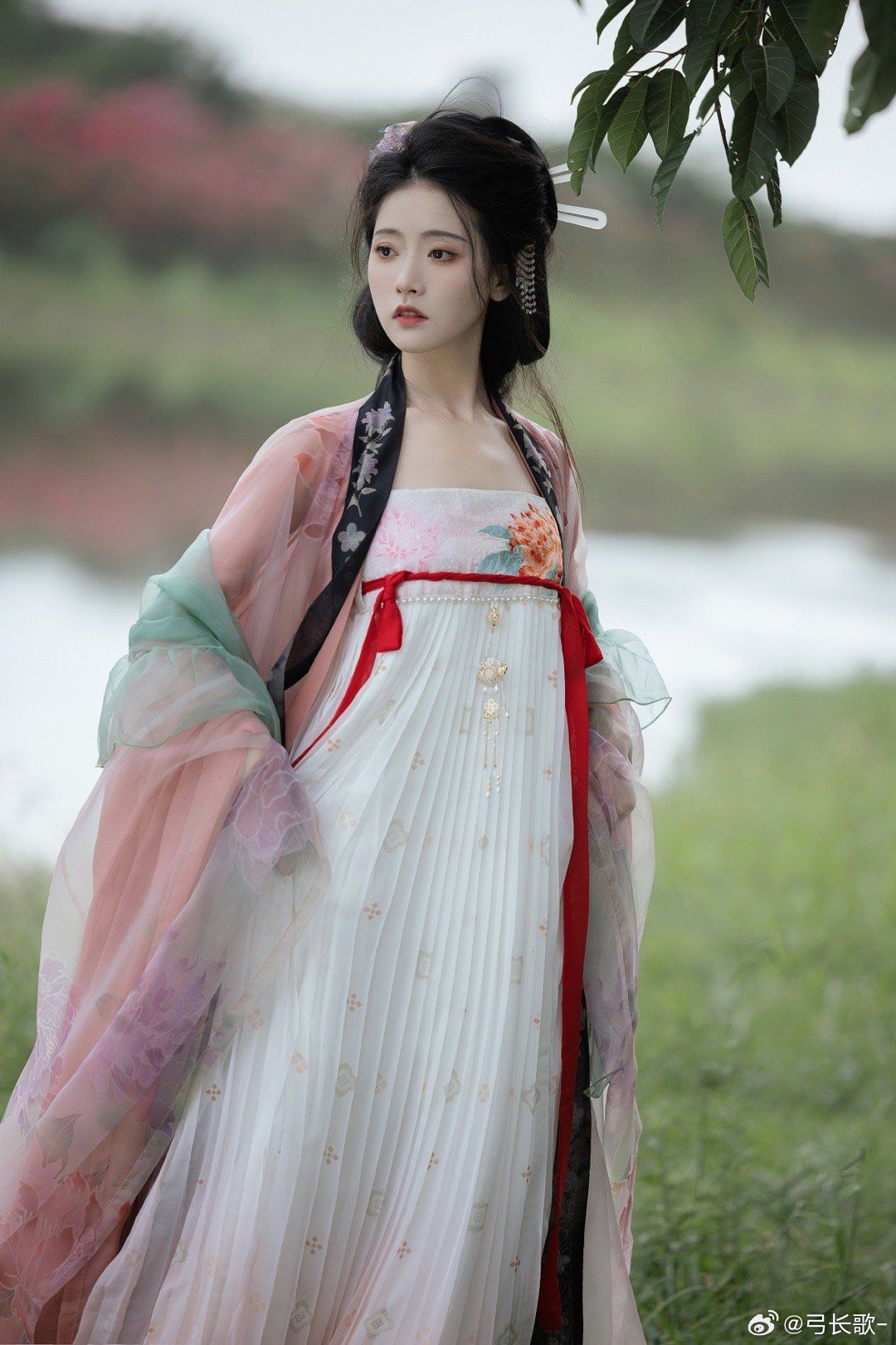 The Revival of Traditional Summer Attire:The Elders Shirts and Tang-Style Clothing The Revival of Traditional Summer Attire:The Elders Shirts and Tang-Style Clothing