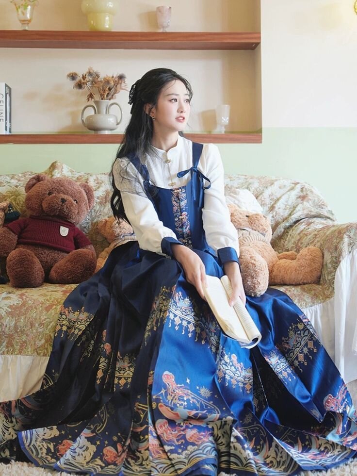Winter in Tang-Style Hanfu:The Splendor of Traditional Chinese Clothing Winter in Tang-Style Hanfu:The Splendor of Traditional Chinese Clothing