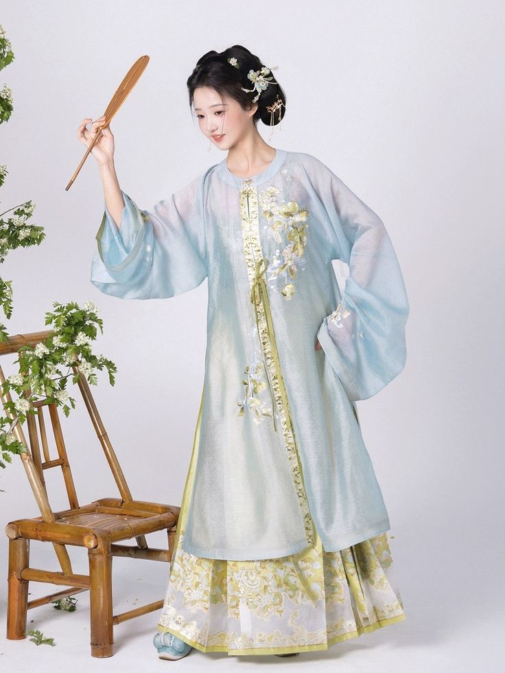 Embracing the Age of Flexibility:The Rise of Soft-Aging Cheongsam Workwear Embracing the Age of Flexibility:The Rise of Soft-Aging Cheongsam Workwear