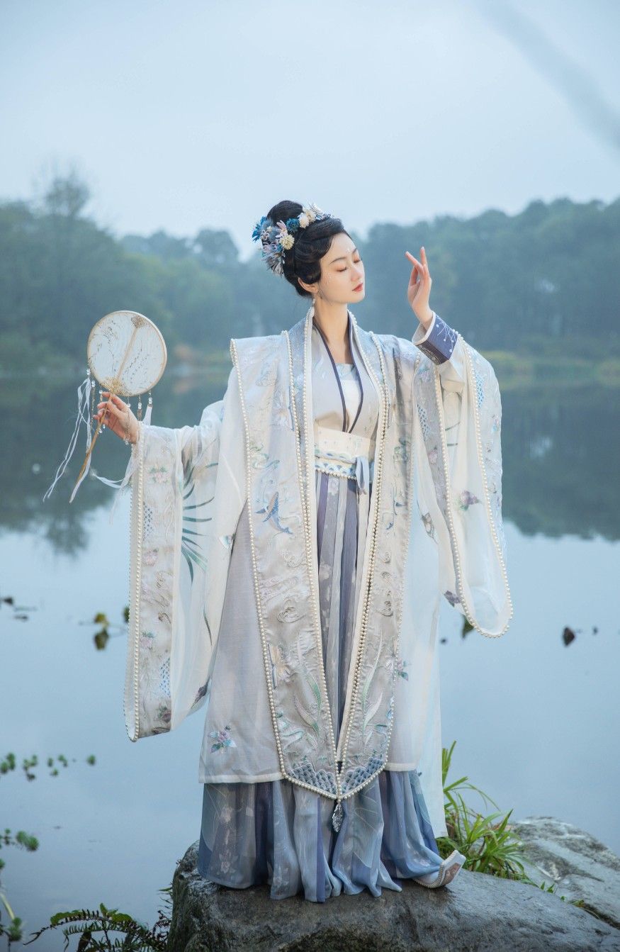 Enhanced Thickness and Warmth:The Revival of Qipao with Thickened Layers Enhanced Thickness and Warmth:The Revival of Qipao with Thickened Layers