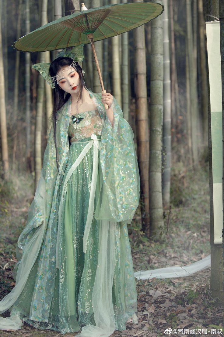 Reimagining the Cheongsam in Black:Embracing Modernity in Traditional Elegance